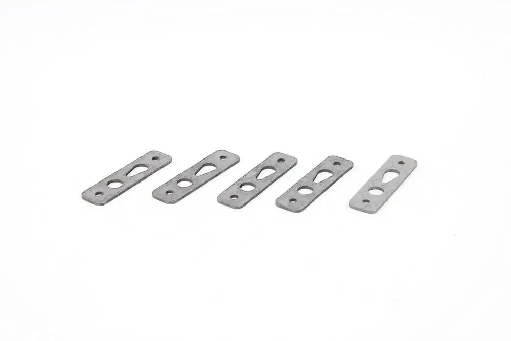 Fünf metallene Dichtungsplatten von Bosch, mit jeweils zwei Löchern zur Befestigung, auf einem weißen Hintergrund.
